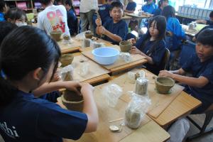 小学校で行った土器づくり教室のようす