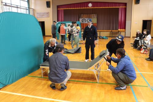 避難訓練ベッド設営