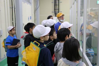 製造ラインを見る児童たち
