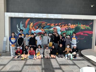 社員の皆さんと一緒に記念写真