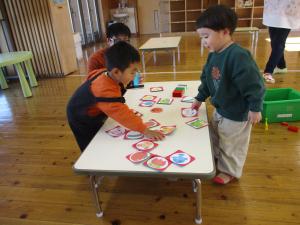 かるた遊びをする子どもたちの様子