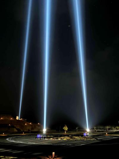 光のモニュメント写真