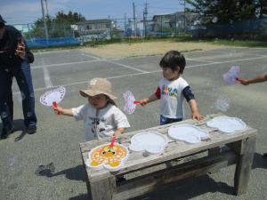 シャボン玉ではしゃぐ子ども達