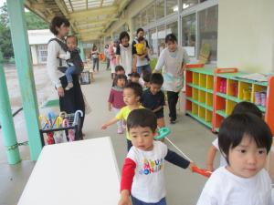 お散歩ロープで移動する子ども達