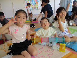 年長クラスのお姉さんに遊んでもらう赤ちゃん