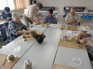 土器づくりのようす