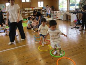 リズム遊びを楽しむ子どもたち