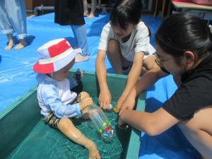 小学生と遊ぶ小さなこどもたち