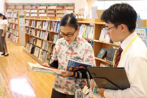 図書館業務の様子
