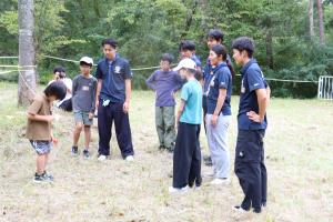 外遊びする学生と児童