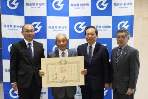 伝達式での記念撮影の様子