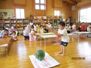 すいか割りをする子ども