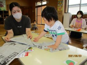 新聞紙で帽子作り