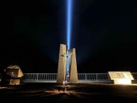 光のモニュメント写真