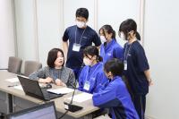 作業の説明を聞いている様子