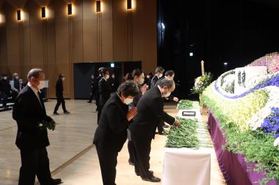 追悼式写真(献花)