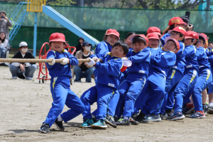 駒ケ嶺小学校　待ってるよ6年生！お助け綱引き