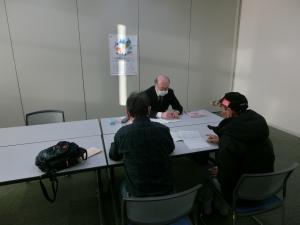 熱心に相談する住民の方々