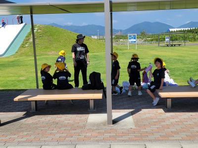 福田小学校 日陰で一休み